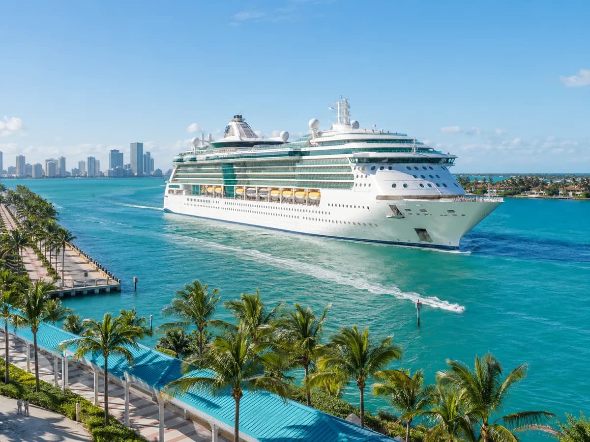 Cruise ship departing a Florida port for a best cruises guide